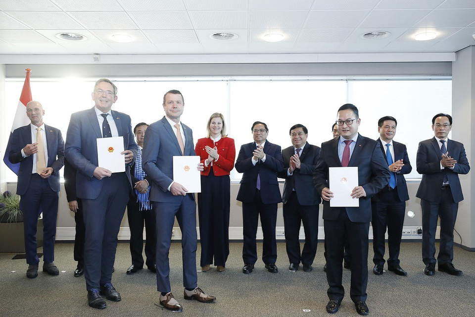 Thủ tướng Phạm Minh Chính và Bộ trưởng phụ trách Ngoại thương và Hợp tác phát triển Hà Lan Liesje Schreinemacher chứng kiến lễ trao bản ghi nhớ hợp tác giữa Viện Quyền con người, Học viện chính trị quốc gia Hồ Chí Minh và Viện Clingendael. (Ảnh: Dương Giang/TTXVN)