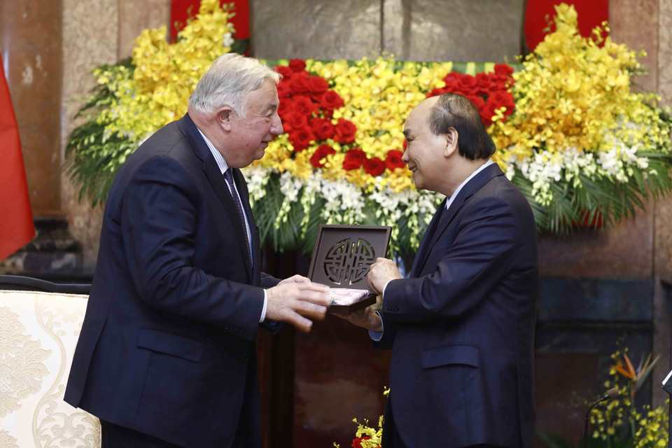 Chủ tịch nước Nguyễn Xuân Phúc tặng quà lưu niệm cho Chủ tịch Thượng viện Cộng hòa Pháp Gérard Larcher. (Ảnh: An Đăng/TTXVN)