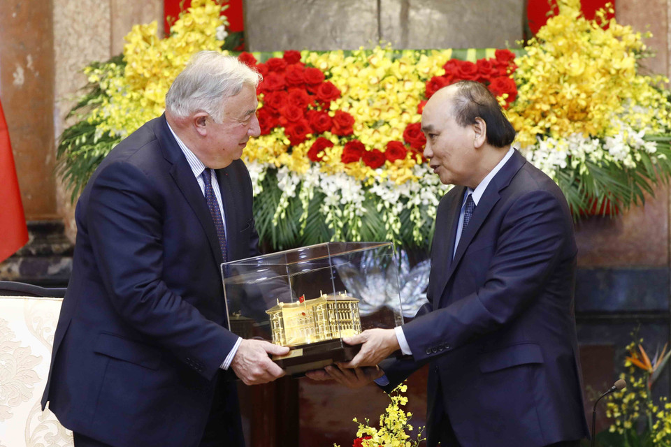 Chủ tịch nước Nguyễn Xuân Phúc tặng quà lưu niệm cho Chủ tịch Thượng viện Cộng hòa Pháp Gérard Larcher. (Ảnh: An Đăng/TTXVN)