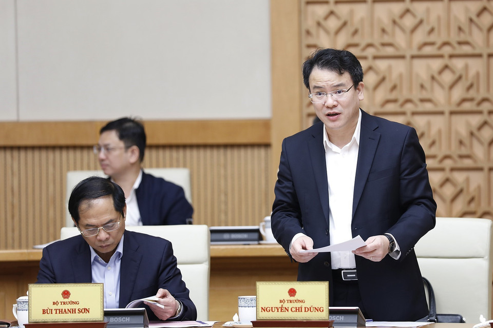 Thứ trưởng Bộ Kế hoạch và Đầu tư Trần Quốc Phương báo cáo tình hình kinh tế - xã hội tháng 11 và 11 tháng qua. (Ảnh: Dương Giang/TTXVN)