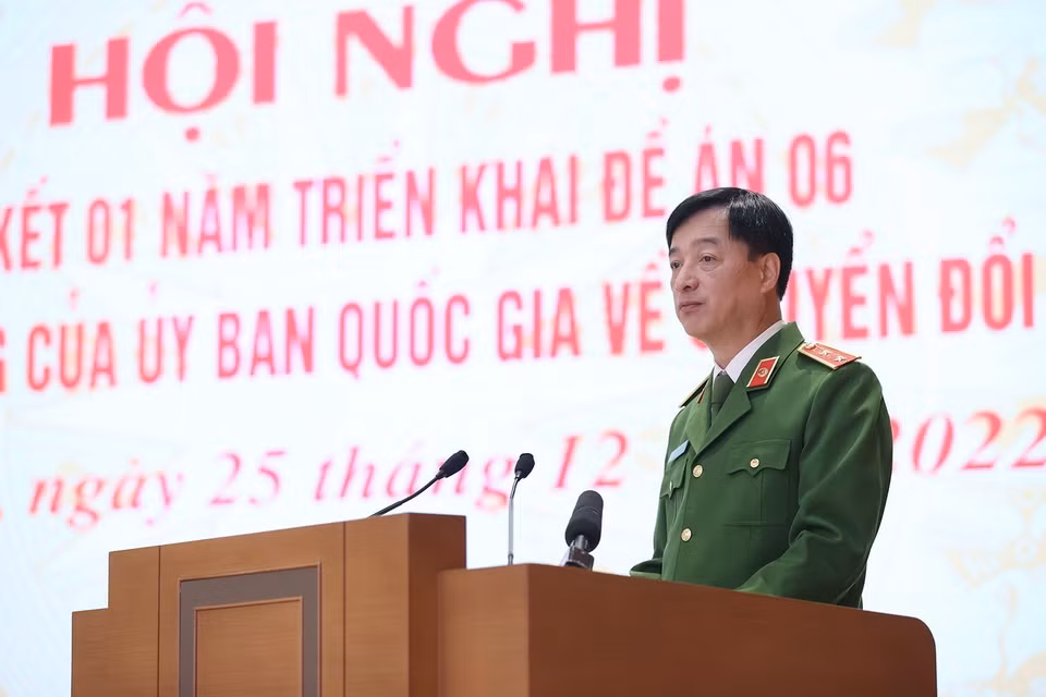 Trung tướng Nguyễn Duy Ngọc, Thứ trưởng Bộ Công an báo cáo 1 năm triển khai Đề án 06. (Ảnh: Dương Giang/TTXVN)