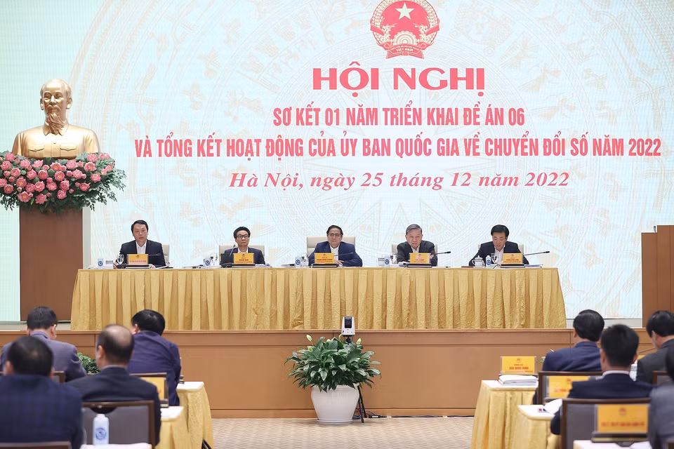 Thủ tướng Phạm Minh Chính, Đại tướng Tô Lâm, Bộ trưởng Bộ Công an và Phó Thủ tướng Vũ Đức Đam chủ trì và điều hành hội nghị. (Ảnh: Dương Giang/TTXVN)