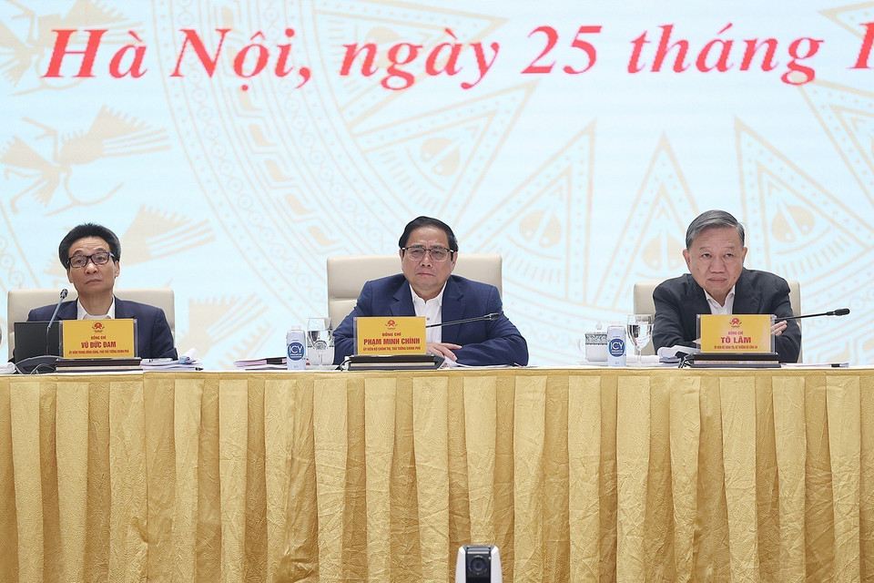 Thủ tướng Phạm Minh Chính, Đại tướng Tô Lâm, Bộ trưởng Bộ Công an và Phó Thủ tướng Vũ Đức Đam chủ trì và điều hành hội nghị. (Ảnh: Dương Giang/TTXVN)