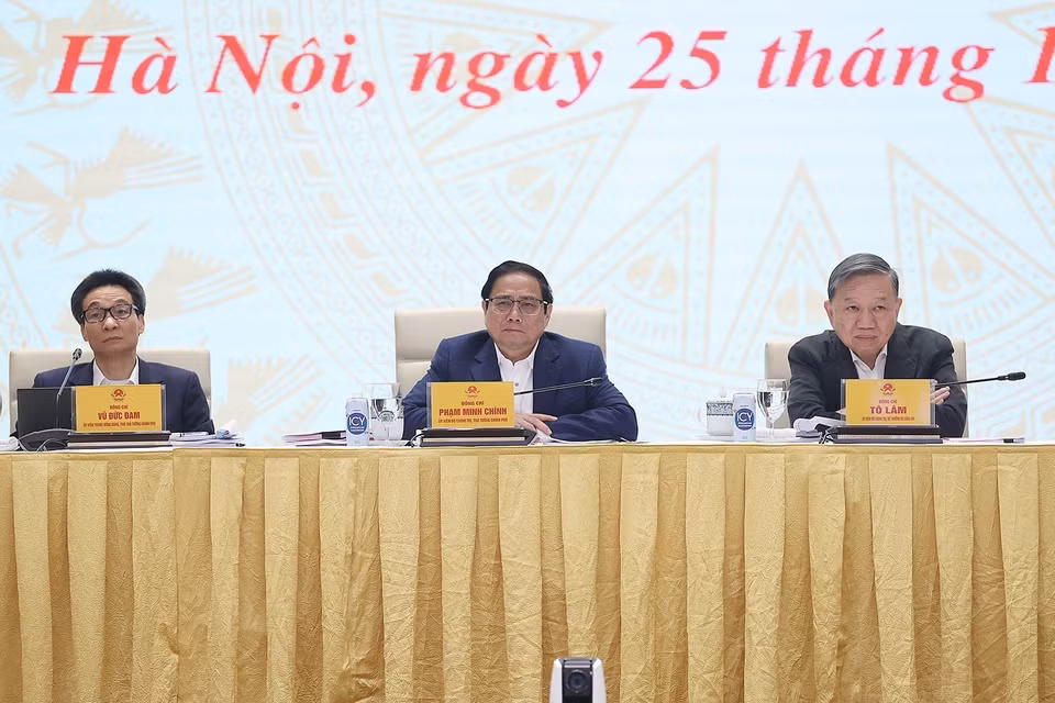 Thủ tướng Phạm Minh Chính, Đại tướng Tô Lâm, Bộ trưởng Bộ Công an và Phó Thủ tướng Vũ Đức Đam chủ trì và điều hành hội nghị. (Ảnh: Dương Giang/TTXVN)