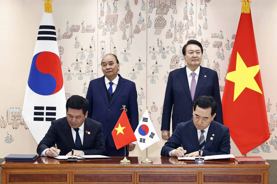 Chủ tịch nước Nguyễn Xuân Phúc và Tổng thống Hàn Quốc Yoon Suk-yeol chứng kiến lễ ký các biên bản ghi nhớ giữa Bộ Công Thương Việt Nam với Bộ Thương mại, Công nghiệp và Năng lượng Hàn Quốc về hợp tác chuỗi cung ứng khoáng sản cốt lõi; Hợp tác toàn diện trong lĩnh vực điện lực; và vấn đề Cộng gộp xuất xứ hàng hóa. (Ảnh: Thống Nhất/TTXVN)