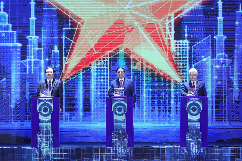 Thủ tướng Phạm Minh Chính và các đại biểu bấm nút khai mạc chương trình Dấu ấn TECHFEST Việt Nam 2022. (Ảnh: Dương Giang/TTXVN)