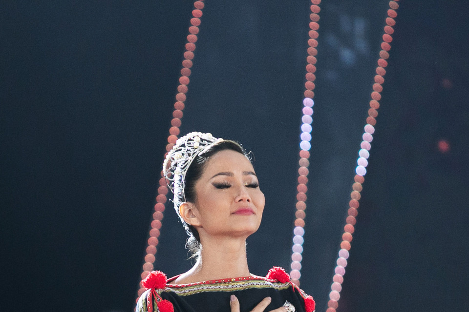 H’Hen Niê còn vinh dự được mời làm đại sứ cho nhiều chiến dịch, chương trình văn hóa, cộng đồng, nổi bật nhất là đại sứ toàn cầu của tổ chức Room To Read, thực hiện nhiều chiến dịch kêu gọi xây dựng thư viện cho trẻ em tại các tỉnh thành của Việt Nam. (Ảnh: Sang Đào/Vietnam+)