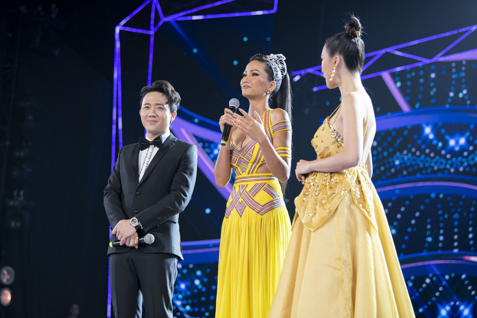 Hoa hậu H’Hen Niê xuất hiện trên sân khấu khiến khán phòng vỡ òa cảm xúc khi được chiêm ngưỡng nhan sắc lộng lẫy và nhìn lại hành trình 2 năm đương nhiệm của cô. (Ảnh: Sang Đào/Vietnam+)