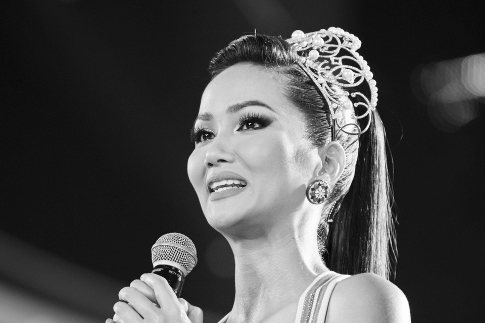 Trên nền nhạc giai điệu bài hát 'Cám ơn' của ca sỹ Đen Vâu, Hoa hậu H’Hen Niê đã gửi lời cảm ơn chân thành đến gia đình, bạn bè và khán giả đã ủng hộ, đồng hành cùng cô trong 2 năm qua. (Ảnh: Sang Đào/Vietnam+)