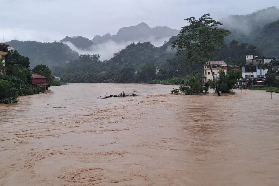 Ngày 10/6, trên địa bàn tỉnh Hà Giang có mưa to, nước thượng nguồn đổ về lớn khiến nhiều địa phương bị ngập úng, sạt lở đất, gây ách tắc giao thông, thiệt hại nhiều công trình giao thông, tài sản của nhân dân. (Ảnh: Đức Thọ/TTXVN)