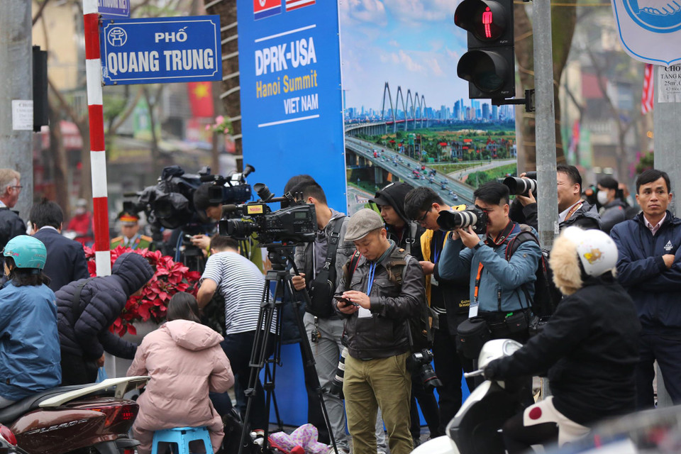 Sẵn sàng phương tiện để tác nghiệp. (Ảnh: Minh Sơn/Vietnam+)