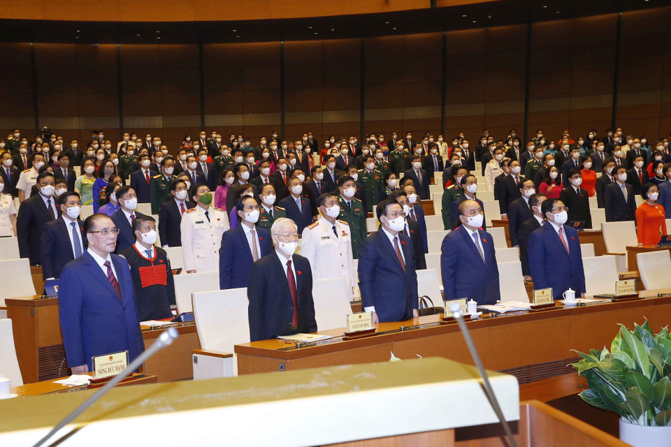 Lãnh đạo Đảng, Nhà nước và đại biểu Quốc hội thực hiện nghi lễ chào cờ. (Ảnh: Doãn Tấn/TTXVN)
