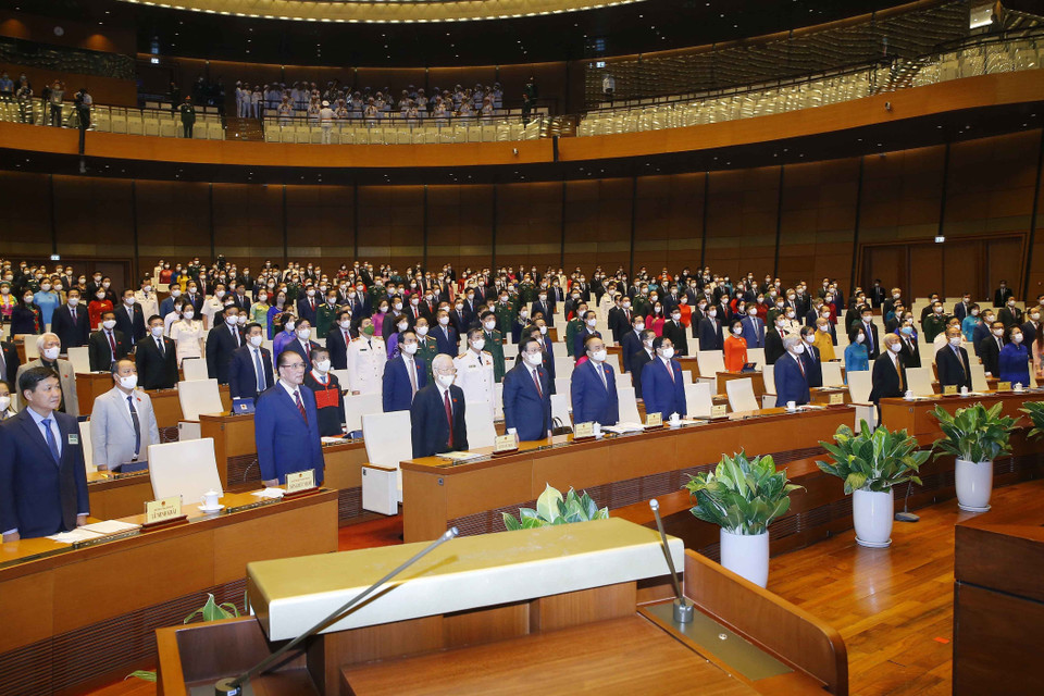 Lãnh đạo Đảng, Nhà nước và đại biểu Quốc hội thực hiện nghi lễ chào cờ tại lễ khai mạc. (Ảnh: Doãn Tấn/TTXVN)