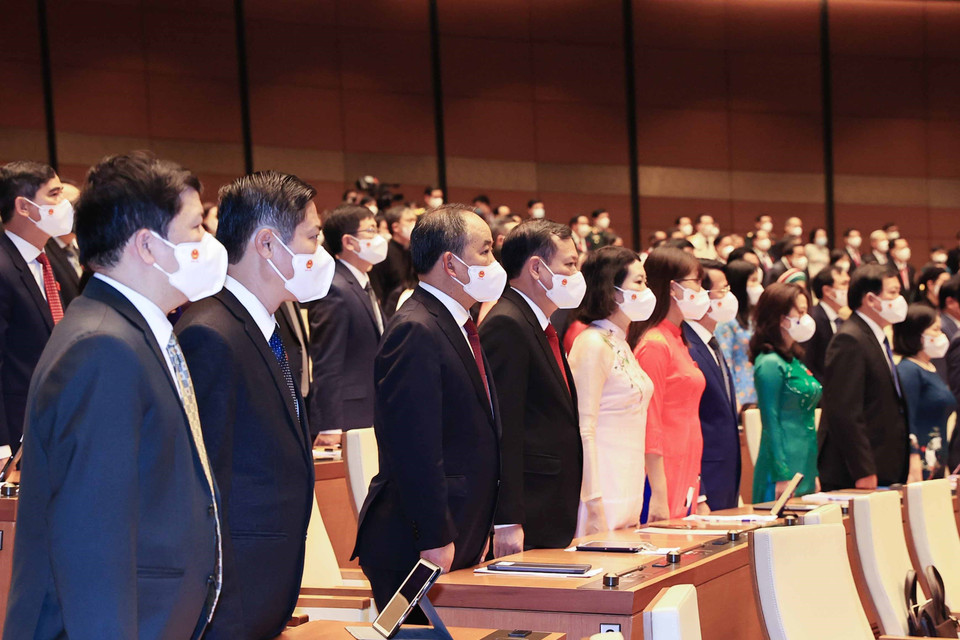 Các đại biểu thực hiện nghi lễ chào cờ. (Ảnh: Thống Nhất/TTXVN)