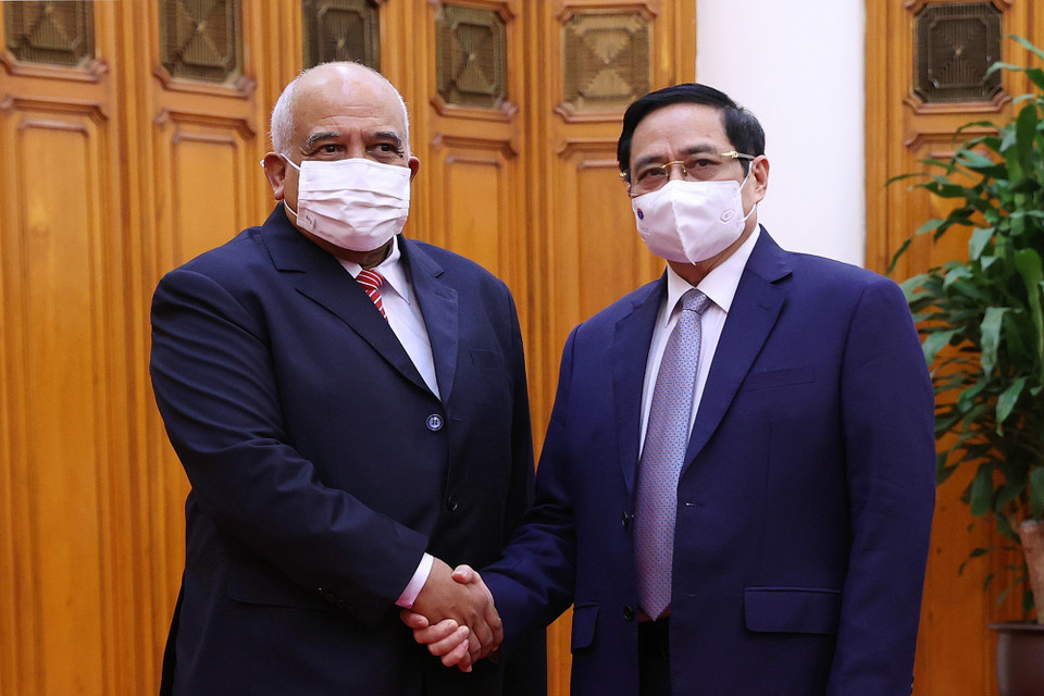 Thủ tướng Phạm Minh Chính và Đại sứ Cuba Orlando Nicolás Hernández Guillén. (Ảnh: Dương Giang/TTXVN)