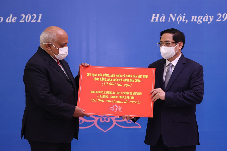 Thủ tướng Phạm Minh Chính trao 10.000 tấn gạo của Đảng, Nhà nước và nhân dân Việt Nam tới Đảng, Nhà nước và nhân dân Cuba qua Đại sứ Cuba Orlando Nicolás Hernández Guillén. (Ảnh: Dương Giang/TTXVN)