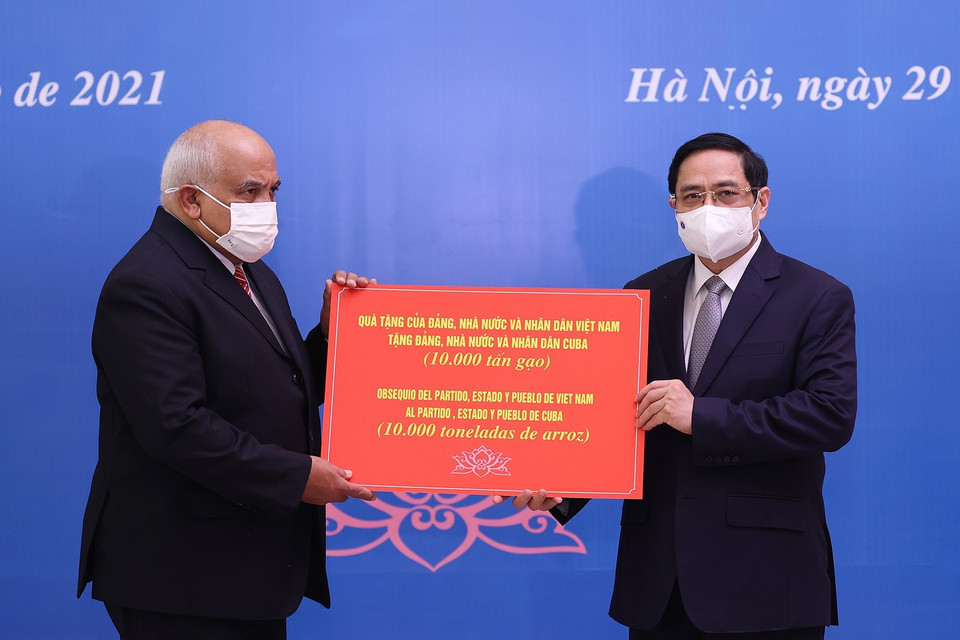 Tại buổi tiếp, Thủ tướng Phạm Minh Chính trao tặng 10.000 tấn gạo của Đảng, Nhà nước và nhân dân Việt Nam tới Đảng, Nhà nước và nhân dân Cuba qua Đại sứ Cuba Orlando Nicolás Hernández Guillén. (Ảnh: Dương Giang/TTXVN)