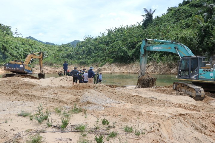 Hiện trường tìm kiếm tại bãi bồi gần Ngã ba Tam Dần. (Ảnh: Đỗ Trưởng/TTXVN)