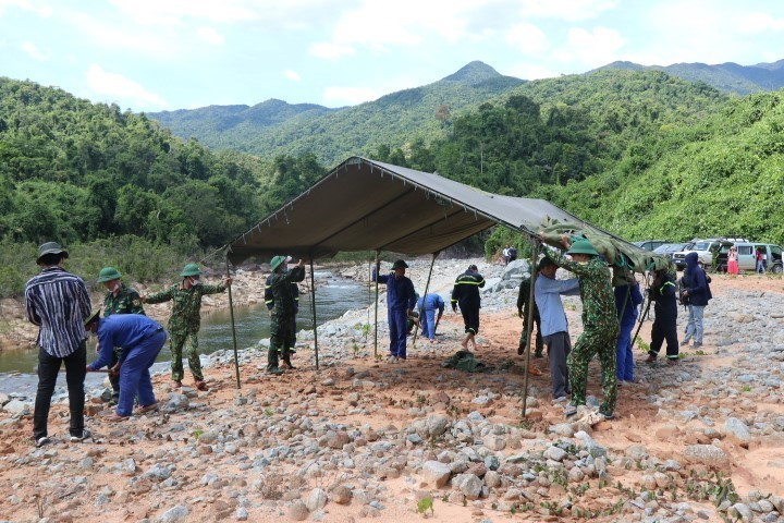 Lực lượng tìm kiếm dựng lán tại khu vực tìm kiếm. (Ảnh: Đỗ Trưởng/TTXVN)