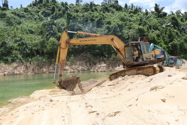 Hiện trường tìm kiếm tại bãi bồi gần Ngã ba Tam Dần. (Ảnh: Đỗ Trưởng/TTXVN)