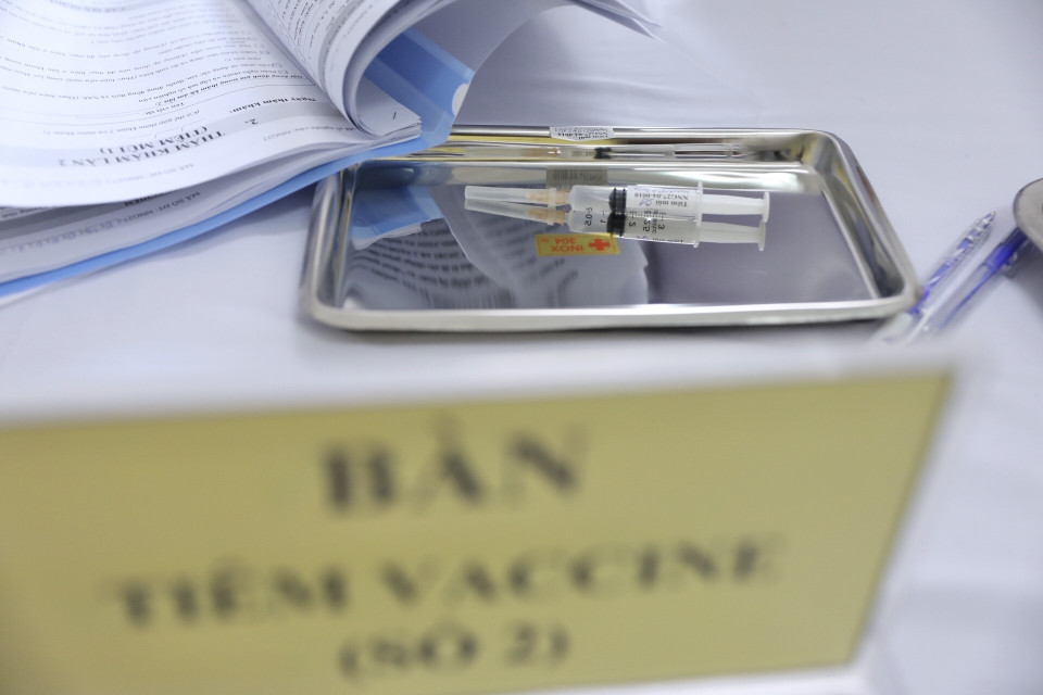 Vaccine Nano Covax phòng COVID-19 chuẩn bị được tiêm cho tình nguyện viên tại huyện Văn Lâm. (Ảnh: Minh Quyết/TTXVN)