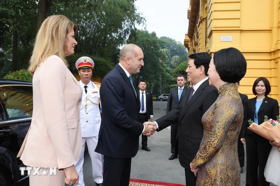 Chủ tịch nước Lương Cường và Phu nhân đón Tổng thống Bulgaria Rumen Radev và Phu nhân. (Ảnh: Lâm Khánh/TTXVN)