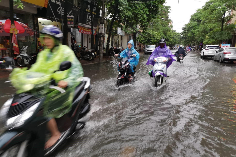 Mưa lớn gây ngập úng tại đường Chiến Thắng (quận Thanh Xuân). (Ảnh: Thành Đạt/TTXVN)