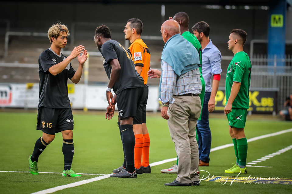 Sang hiệp 2, Công Phượng được huấn luyện viên rút ra sân, nhường chỗ cho Yohan Boli, người đã ghi bàn cho Sint Truidense ở trận đấu này.