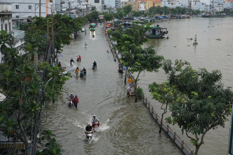 Ngập sâu trên đường Trần Xuân Soạn, Quận 7, gây khó khăn trong việc đi lại và sinh hoạt của người dân. (Ảnh: Trần Xuân Tình/TTXVN)