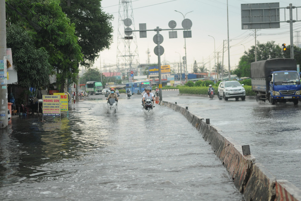Đường Kinh Dương Vương, quận Bình Tân bị ngập sâu trong nước. (Ảnh: Mạnh Linh/TTXVN)