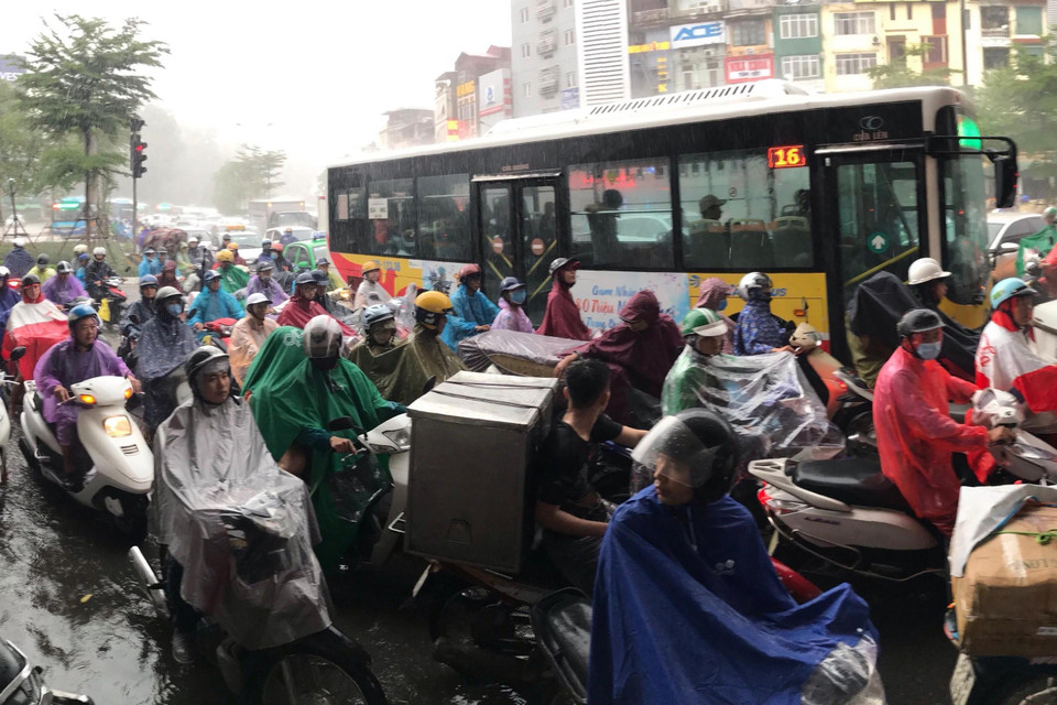 Mưa lớn gây ngập và tắc nghẽn giao thông ở đường Nguyễn Trãi. (Ảnh: Trọng Đạt/TTXVN)