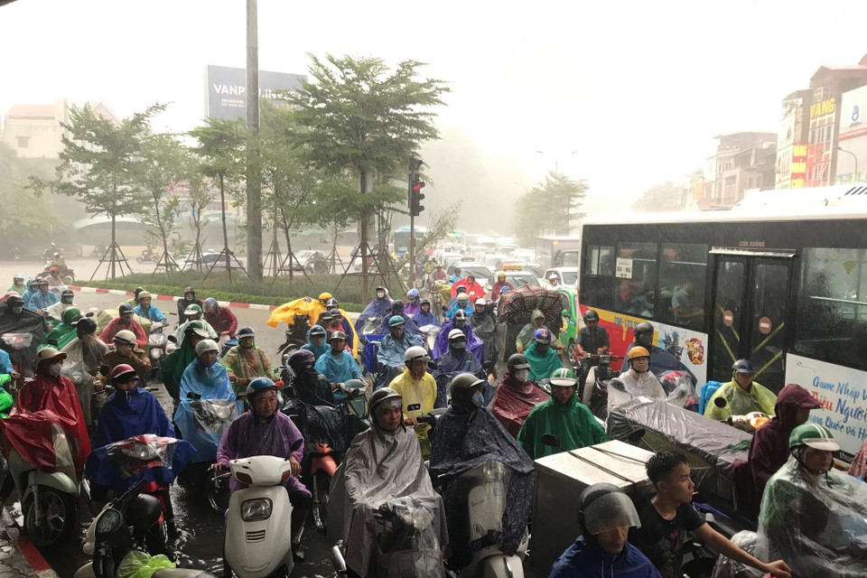 Mưa lớn gây ngập cục bộ và tắc nghẽn giao thông ở đường Trường Chinh. (Ảnh: Trọng Đạt/TTXVN)