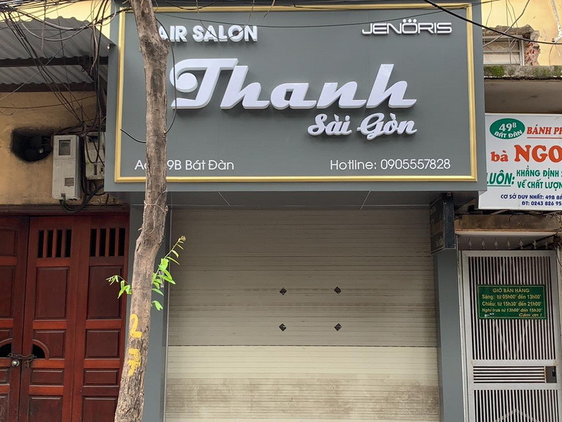 Tiệm tóc của anh Thanh nằm sát tiệm phở Bát Đàn nổi tiếng của Hà Nội, cả hai đã 'cửa đóng then cài' khi chưa đến 12 giờ trưa 25/5 (Ảnh: PV/Vietnam+)