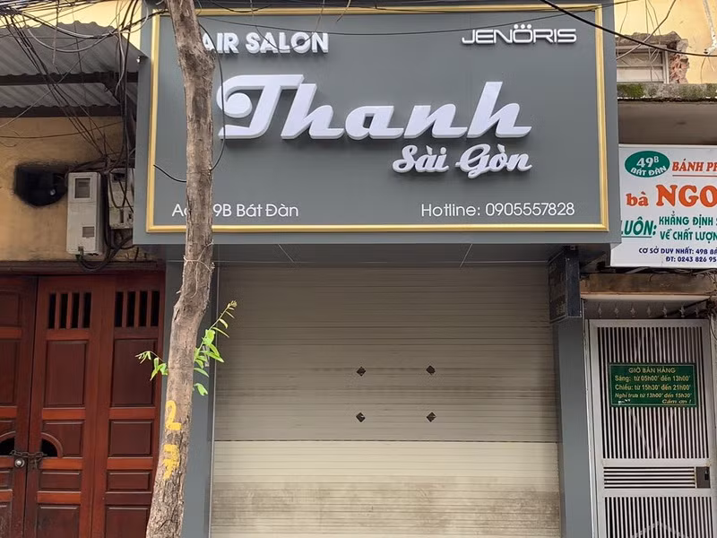 Tiệm tóc của anh Thanh nằm sát tiệm phở Bát Đàn nổi tiếng của Hà Nội, cả hai đã 'cửa đóng then cài' khi chưa đến 12 giờ trưa 25/5 (Ảnh: PV/Vietnam+)