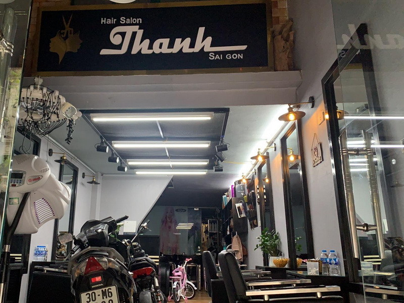 Tiệm salon Thanh Sài Gòn tại 49B Bát Đàn chuẩn bị đúng giờ G là đóng cửa. (Ảnh: PV/Vietnam+)