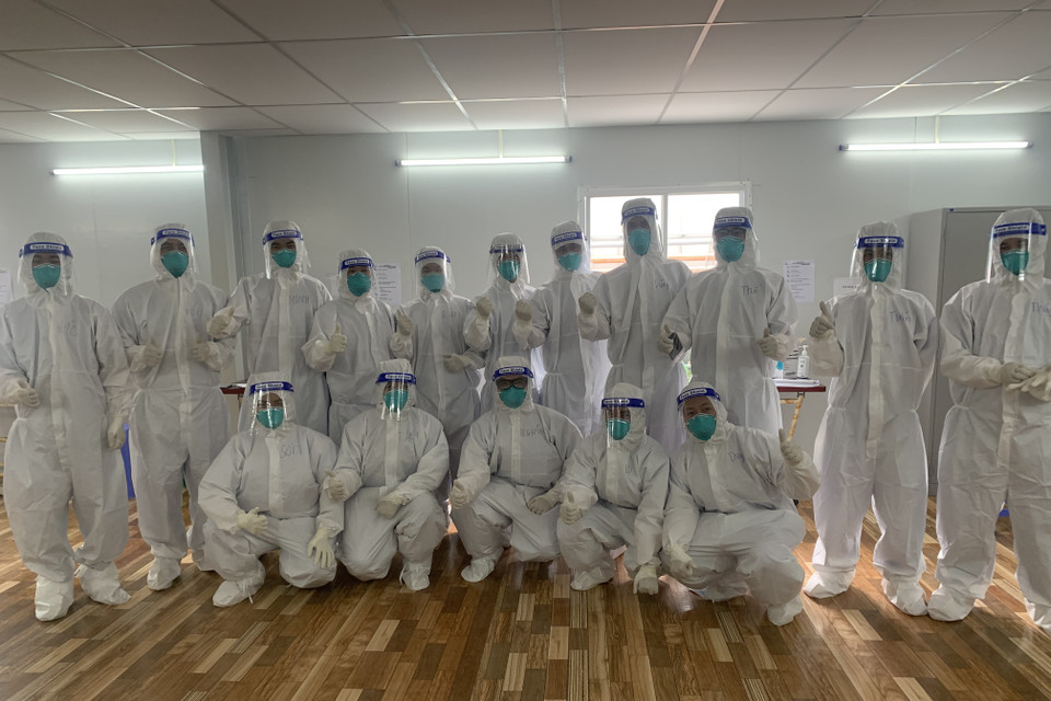 Dù xa nhà, công việc cứu chữa bệnh nhân vô cùng vất vả, thời gian làm việc căng thẳng, không ngơi nghỉ nhưng các bác sỹ và điều dưỡng làm việc tại Trung tâm Hồi sức cấp cứu Bệnh viện Việt Đức tại TP Hồ Chí Minh vẫn rất lạc quan. (Ảnh: CTV)