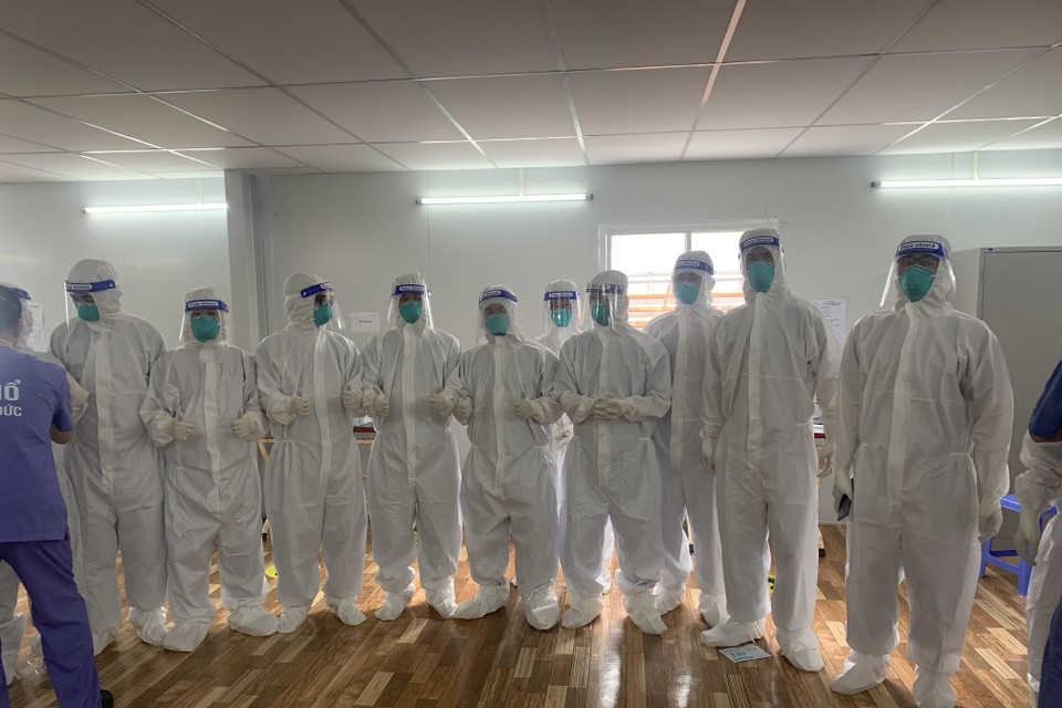 Hình ảnh các bác sỹ và điều dưỡng của Bệnh viện Việt Đức Hà Nội tại Trung tâm Hồi sức cấp cứu Bệnh viện Việt Đức tại TP Hồ Chí Minh. (Ảnh: CTV)