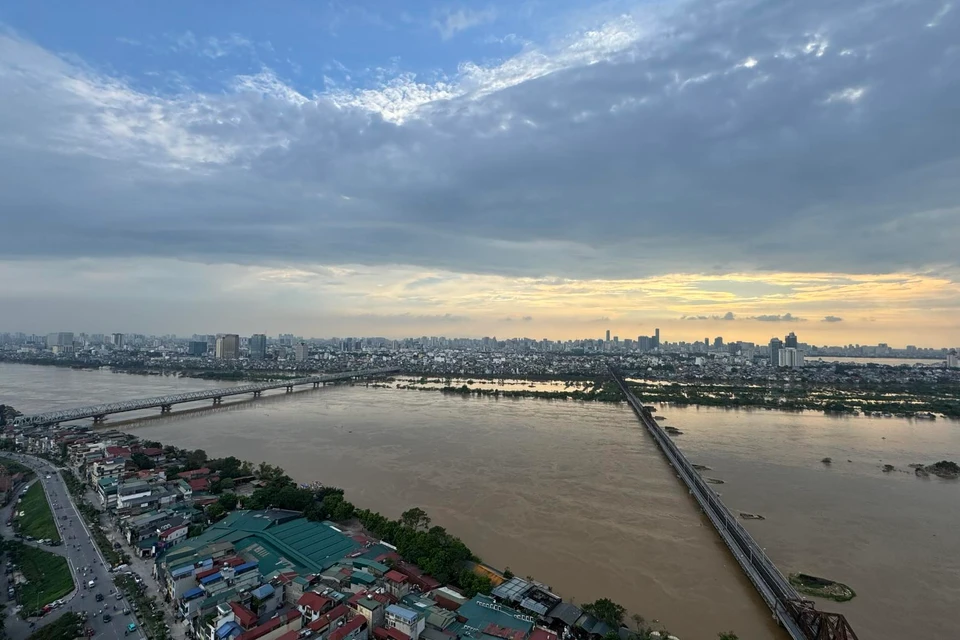 Nước sông Hồng đoạn giữa cầu Chương Dương và cầu Long Biên có màu trong xanh vào lúc 17 giờ ngày 12/9 (Ảnh: Tu Quy Duong/Vietnam+)