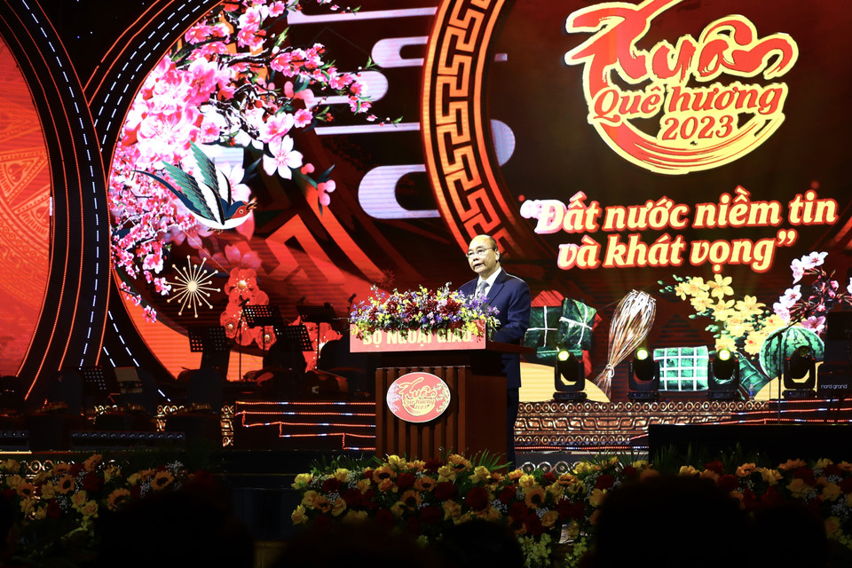 Chương trình có sự tham gia của hơn 3000 đại biểu là Lãnh đạo Đảng, Nhà nước, các bộ, ban, ngành Trung ương và địa phương, đại biểu kiều bào ở các nước về Việt Nam đón Tết Nguyên đán Quý Mão. (Ảnh: Lâm Khánh/TTXVN)