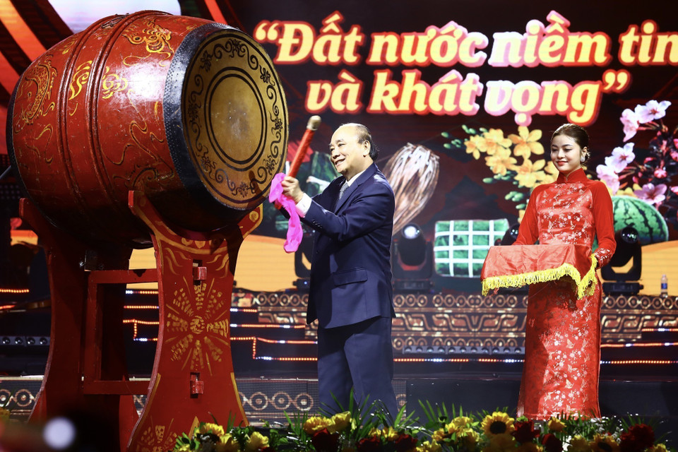 Chủ tịch nước Nguyễn Xuân Phúc đánh trống khai Xuân. (Ảnh: TTXVN)