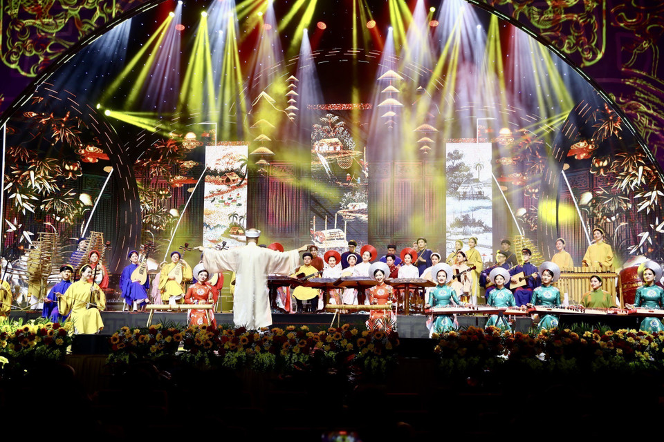 Tiết mục biểu diễn dân ca ba miền chào mừng tại Chương trình Xuân Quê hương 2023. (Ảnh: Lâm Khánh/TTXVN)