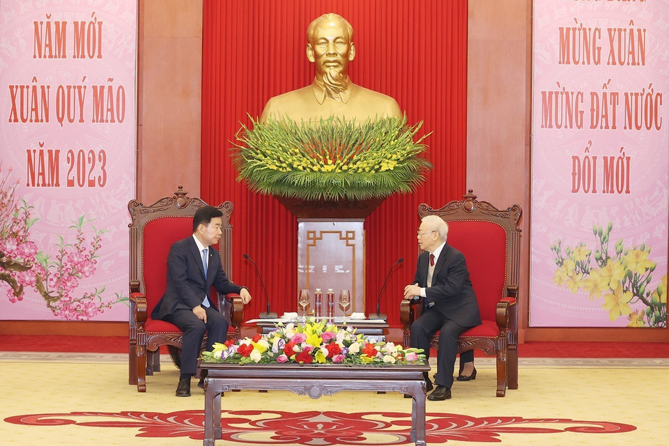 Nhận lời mời của Chủ tịch Quốc hội Vương Đình Huệ, Chủ tịch Quốc hội Hàn Quốc Kim Jin Pyo và Phu nhân cùng Đoàn đại biểu cấp cao Quốc hội Hàn Quốc sang thăm chính thức Việt Nam từ ngày 12-18/1/2023. (Ảnh: Trí Dũng/TTXVN)