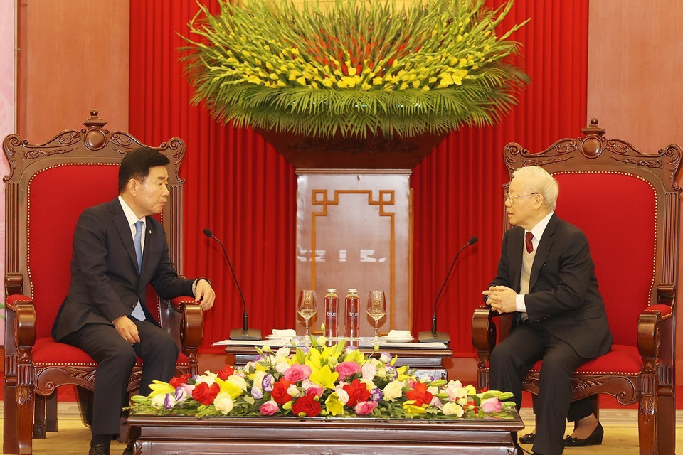 Tổng Bí thư Nguyễn Phú Trọng tiếp Chủ tịch Quốc hội Hàn Quốc Kim Jin-pyo. (Ảnh: Trí Dũng/TTXVN)