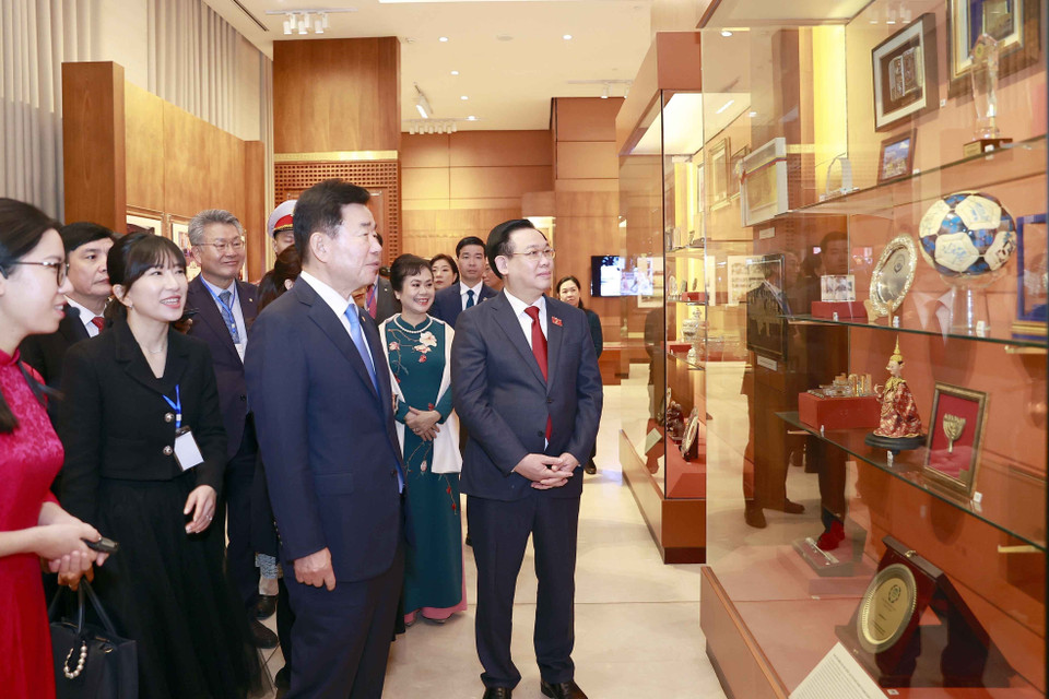 Chủ tịch Quốc hội Vương Đình Huệ và Chủ tịch Quốc hội Hàn Quốc Kim Jin-pyo tham quan Phòng truyền thống của Quốc hội. (Ảnh: Doãn Tấn/TTXVN)