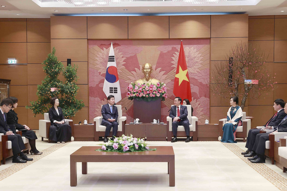 Chủ tịch Quốc hội Vương Đình Huệ và Phu nhân tiếp Chủ tịch Quốc hội Hàn Quốc Kim Jin-pyo và Phu nhân. (Ảnh: Doãn Tấn/TTXVN)