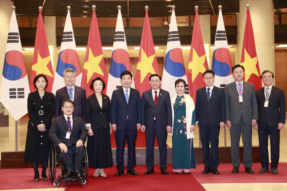 Chủ tịch Quốc hội Vương Đình Huệ và Phu nhân cùng với Chủ tịch Quốc hội Hàn Quốc Kim Jin-pyo và Phu nhân với đại biểu hai nước. (Ảnh: Doãn Tấn/TTXVN)