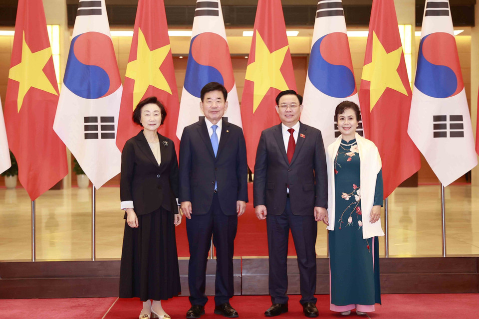 Chủ tịch Quốc hội Vương Đình Huệ và Phu nhân đón Chủ tịch Quốc hội Hàn Quốc Kim Jin-pyo và Phu nhân thăm chính thức Việt Nam. (Ảnh: Doãn Tấn/TTXVN)