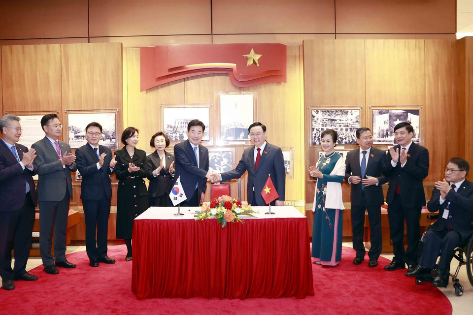 Chủ tịch Quốc hội Vương Đình Huệ và Chủ tịch Quốc hội Hàn Quốc Kim Jin-pyo tại Phòng truyền thống của Quốc hội. (Ảnh: Doãn Tấn/TTXVN)