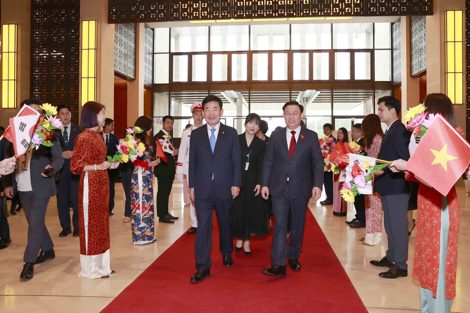 Chủ tịch Quốc hội Vương Đình Huệ đón Chủ tịch Quốc hội Hàn Quốc Kim Jin-pyo. (Ảnh: Doãn Tấn/TTXVN)