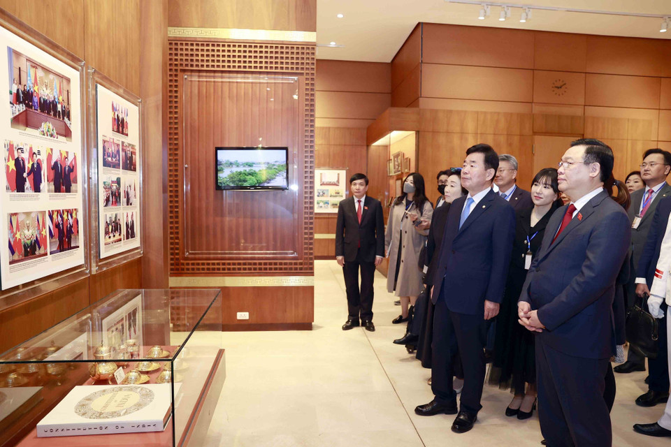 Chủ tịch Quốc hội Vương Đình Huệ và Chủ tịch Quốc hội Hàn Quốc Kim Jin-pyo tham quan Phòng truyền thống của Quốc hội. (Ảnh: Doãn Tấn/TTXVN)